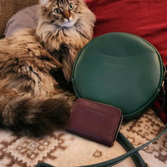 PORTLAND LEATHER • Peacock Circle Crossbody Saddle Bag - Picture 7 of 8